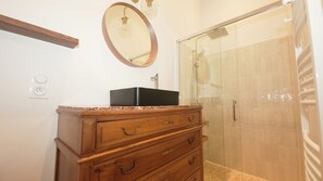 Douche, séchoir à cheveux, serviettes fournies, savon