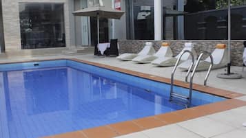 Swim-up bar
