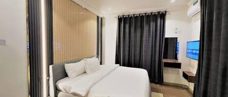 Family Room, Balcony, City View | Desk, laptop workspace, free WiFi