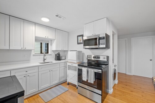 Clean, updated 2-bedroom home, 5 min walk to beach, pets ok, onsite parking!