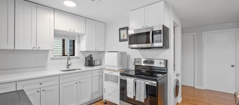 Clean, updated 2-bedroom home, 5 min walk to beach, pets ok, onsite parking!