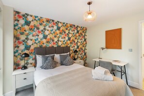 2 makuuhuonetta, työpöytä, äänieristys, silitysrauta/-lauta