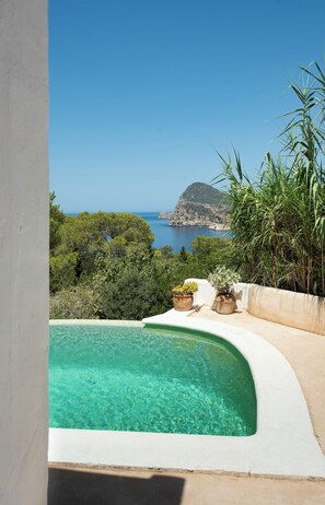 A clear blue sky, a swimming pool, and a view of the sea and a mountain. - Villa Salada (Sant Antoni  de Portmany)