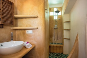 Dusche, Haartrockner, HandtĂŒcher, Shampoo