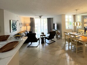 Appartement, 2 chambres, vue établissement | Coin séjour | TV connectée de 50 pouces avec chaînes par câble