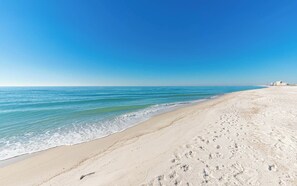 På stranden