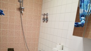 A bathroom with a bathtub, toilet, and sink. - Beautiful apartment 27b near Mainz University Hospital (Mainz)