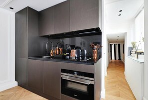 Kühlschrank, Mikrowelle, Ofen, Geschirrspüler