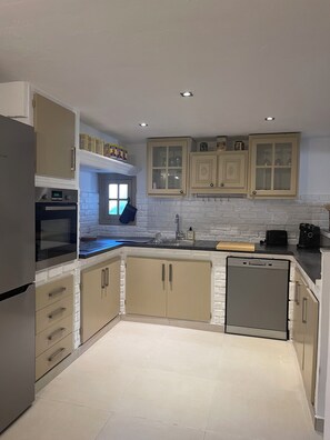 Micro-ondes, four, plaque de cuisson, lave-vaisselle