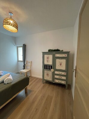 4 chambres, fer et planche à repasser, Wi-Fi, draps fournis