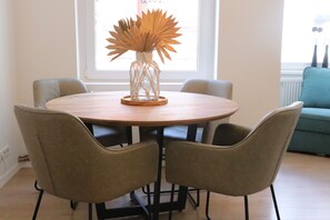 Appartement Deluxe, vue cour intérieure | Restauration