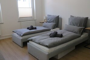 Apartamento luxo, vista para o pátio | Ferros/tábuas de passar roupa, Wi-Fi de cortesia