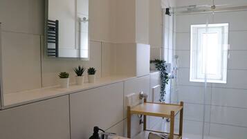 Apartamento Deluxe, vistas al patio | Baño