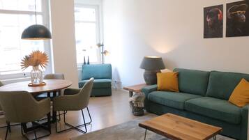 Deluxe Apartment, Courtyard View | Living area