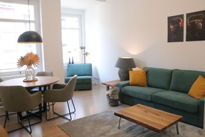 Deluxe Apartment, Courtyard View | Living area