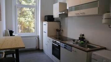 Deluxe-Apartment, Blick auf den Innenhof | Eigene Küche | Hochstuhl