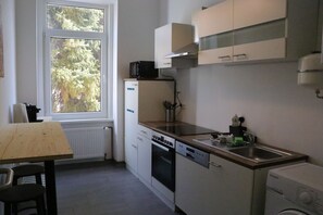 Apartamento Deluxe, vistas al patio | Cocina privada | Trona infantil