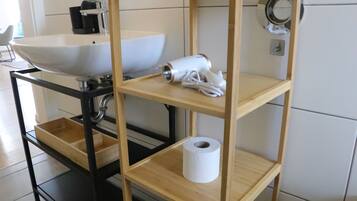 Deluxe-Apartment, Blick auf den Innenhof | Badezimmer