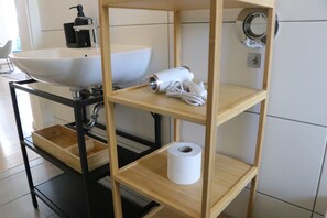 Deluxe-Apartment, Blick auf den Innenhof | Badezimmer