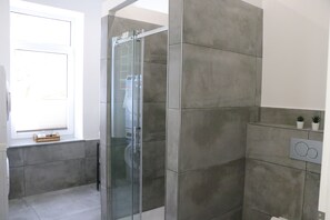 Deluxe-Apartment, Blick auf den Innenhof | Badezimmer