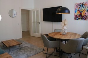 Deluxe-Apartment, Blick auf den Innenhof | Speisen