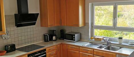 Frigorifero, microonde, forno, piano cottura