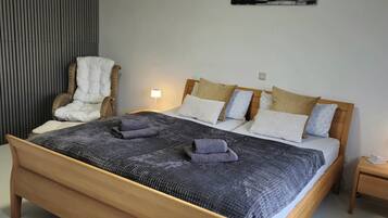 3 bedrooms, iron/ironing board, WiFi, bed sheets
