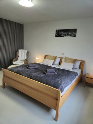 3 habitaciones, tabla de planchar con plancha, wifi y ropa de cama 