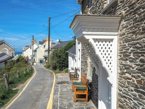 Property grounds - Bywell, Llangrannog - Three Bedroom Cottage, Sleeps 6 (Llangrannog)
