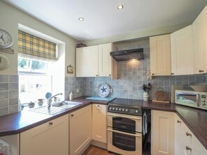 Fridge, microwave, dishwasher, toaster - Bywell, Llangrannog - Three Bedroom Cottage, Sleeps 6 (Llangrannog)