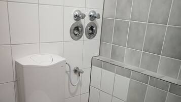 Haartrockner, Handtücher, Seife, Toilettenpapier