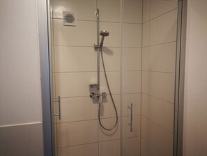 Een haardroger, handdoeken, zeep, toiletpapier