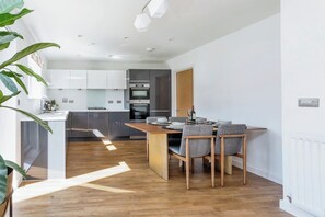 Interior - Luxurious 4 BH Home Near Willen Lake Ideal for Families & Business Stays! (Milton Keynes)