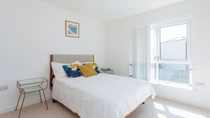 House, 4 Bedrooms, Patio, Garden View | 4 bedrooms - Luxurious 4 BH Home Near Willen Lake Ideal for Families & Business Stays! (Milton Keynes)