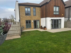 Exterior - Luxurious 4 BH Home Near Willen Lake Ideal for Families & Business Stays! (Milton Keynes)
