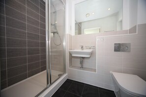 Huis, 4 slaapkamers, patio, uitzicht op tuin | Badkamer
