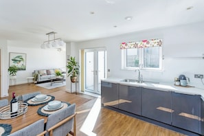 House, 4 Bedrooms, Patio, Garden View | Interior