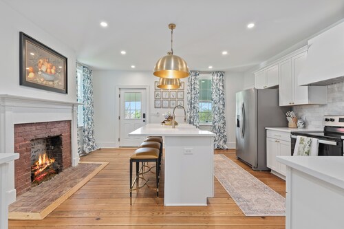 Historic Farmhouse Mansion w/8 working fireplaces