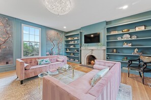 Smart TV, fireplace - Historic Farmhouse Mansion w/8 working fireplaces (Bowling Green)