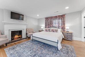 4 bedrooms, iron/ironing board, WiFi, bed sheets - Historic Farmhouse Mansion w/8 working fireplaces (Bowling Green)