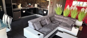 Spacious, bright apartment with magnificent mountain views