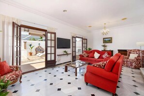 Smart TV - Villa Cajal Parador by Villa Plus (Nerja)