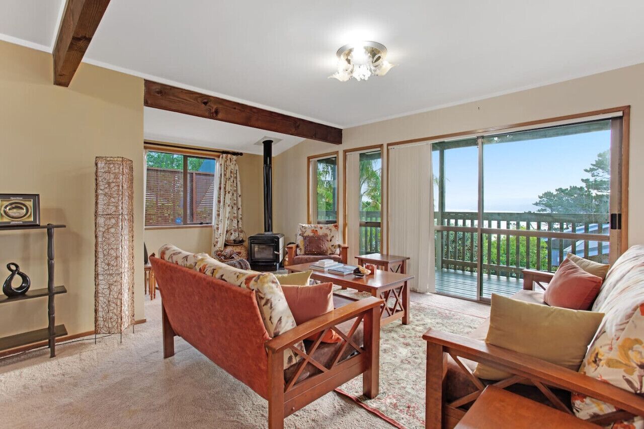 Una televisión, una chimenea