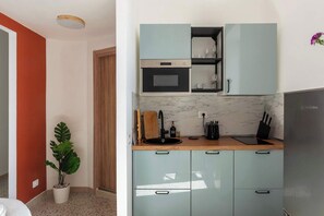 Fridge, microwave, stovetop, dishwasher - Kaizen The Barista 3BR Apartment With Coffee St (Roma)