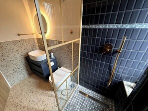Shower, hair dryer, towels - Kaizen The Barista 3BR Apartment With Coffee St (Roma)