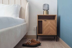 3 chambres, bureau, fer et planche à repasser, lit parapluie