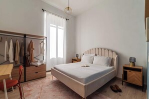 3 bedrooms, desk, iron/ironing board, travel cot - Kaizen The Barista 3BR Apartment With Coffee St (Roma)