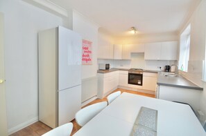 House | Private kitchen | Fridge, microwave, oven, stovetop - Greenwich Retreat - 4bed Home (London)