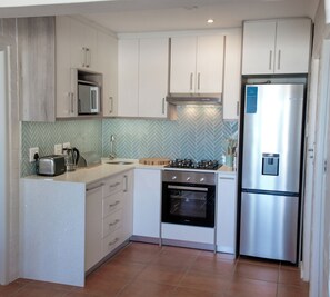 Kjøleskap, mikrobølgeovn, ovn og kokeplater