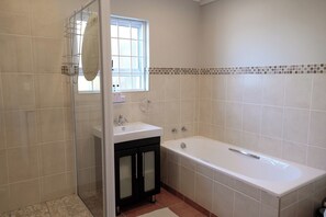 Een haardroger, handdoeken, zeep, shampoo